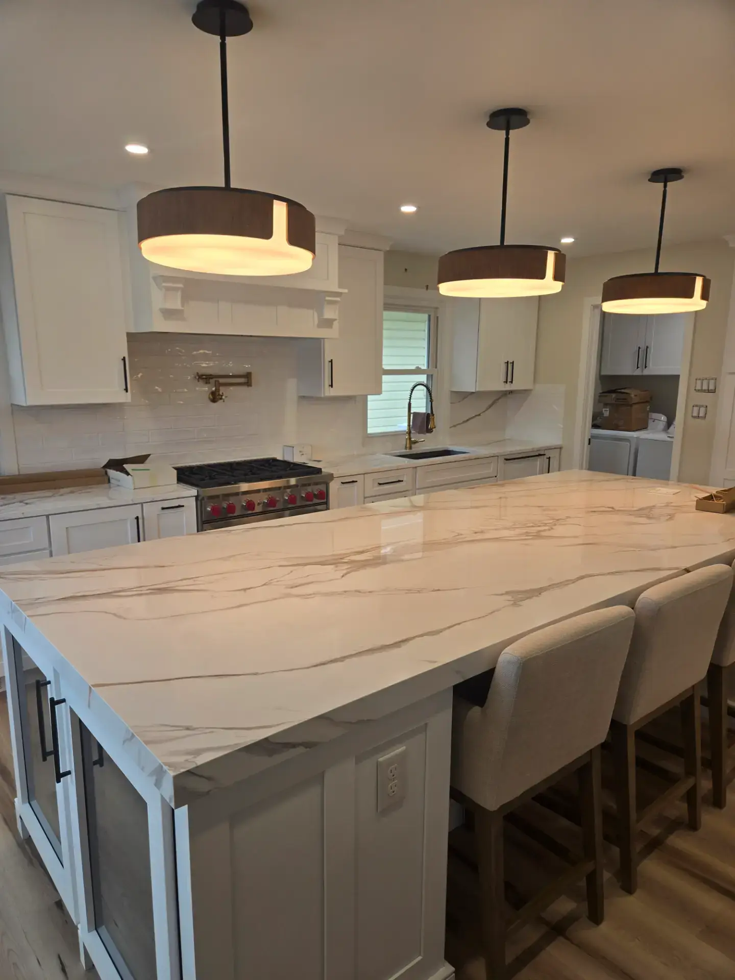 Long veined stone island top with bar seating