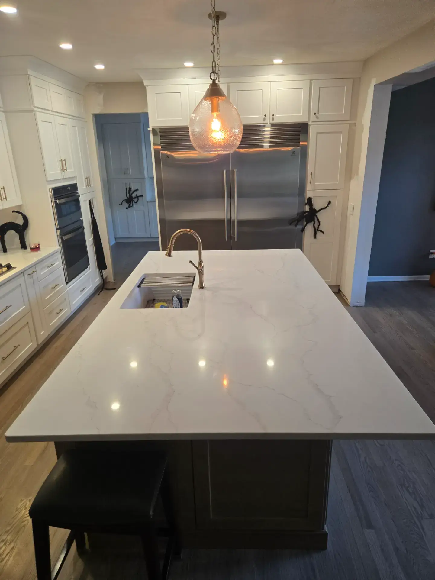 White stone island with an undermount sink